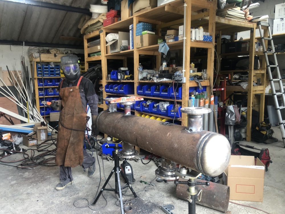 Préparation du collecteur chauffage en atelier de la Sarl de Jong